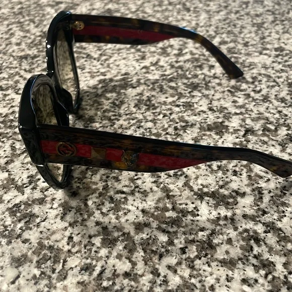 Gucci sunglasses. - Picture 2 of 5